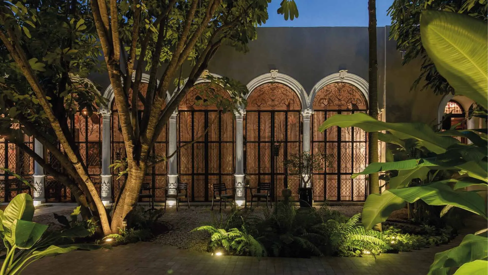 Vista exterior del hotel Künük, con su arquitectura elegante y moderna, rodeado de jardines y un entorno tranquilo que invita a disfrutar de una estancia relajante y cómoda.