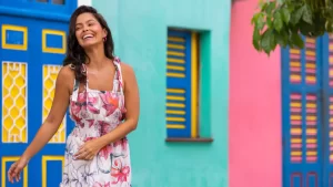 Mujer feliz paseando por Mérida